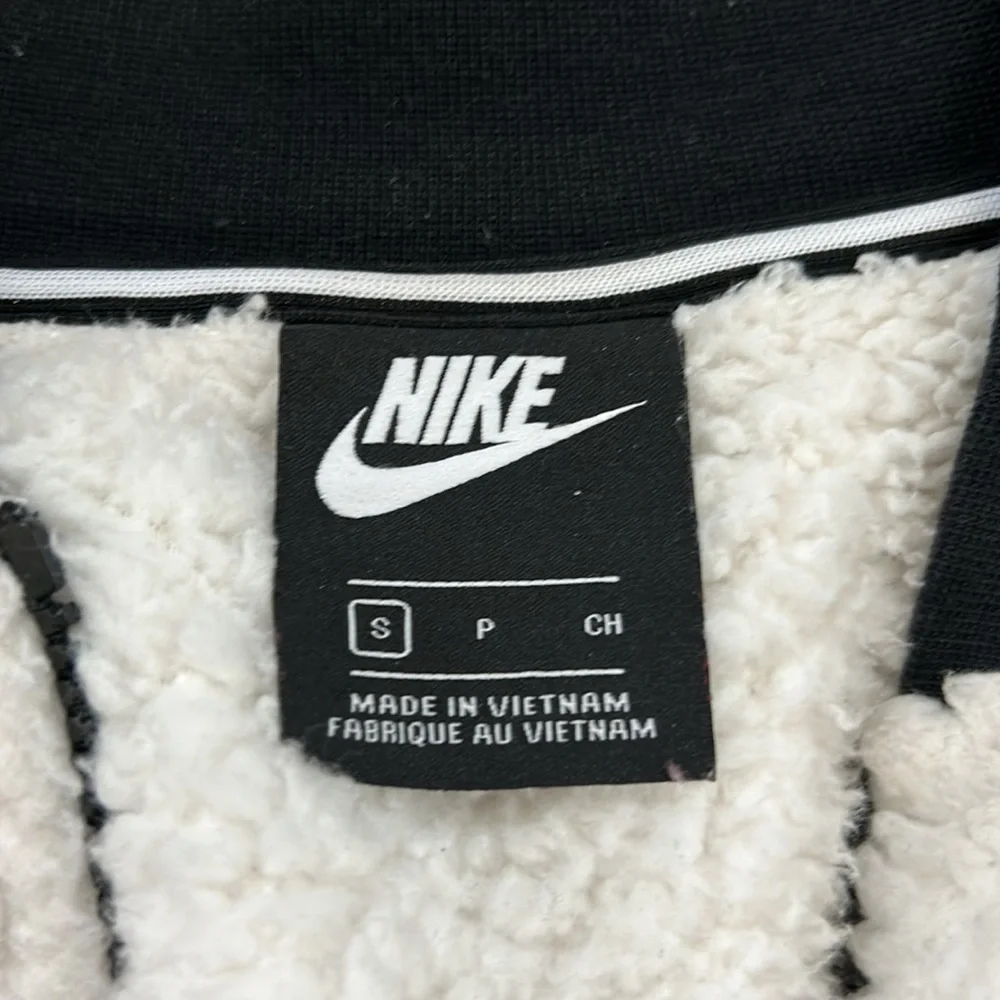Nike jacket - Picture 3 of 3